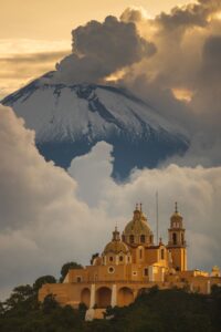 Impresionante imagen de la ciudad de Puebla al amanecer, mostrando sus calles coloniales y el volcán Popocatépetl al fondo